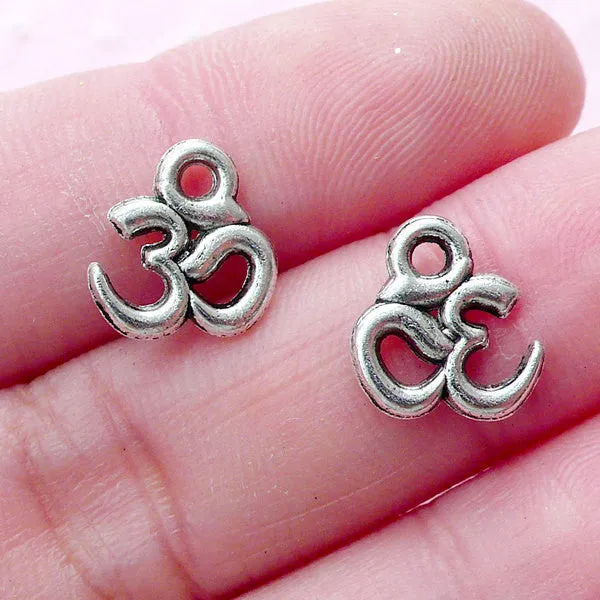 Tiny OM Charms AUM Charm (16pcs / 9mm x 10mm / Tibetan Silver) Hinduism Hindu Buddhism Jainism Devanagari Sanskrit Religious Symbol CHM1771